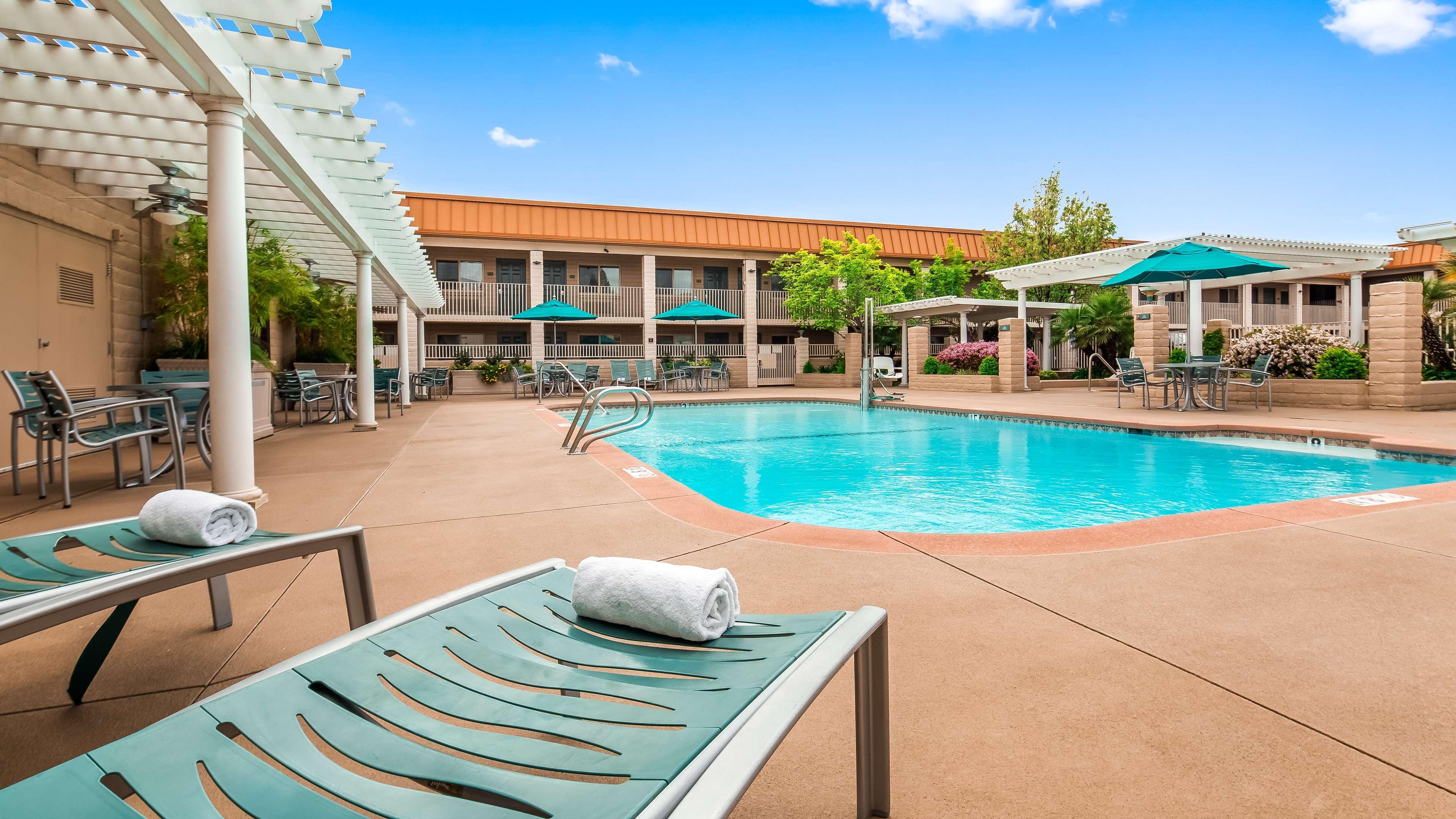 Best Western Plus Hilltop Inn Redding Exterior foto